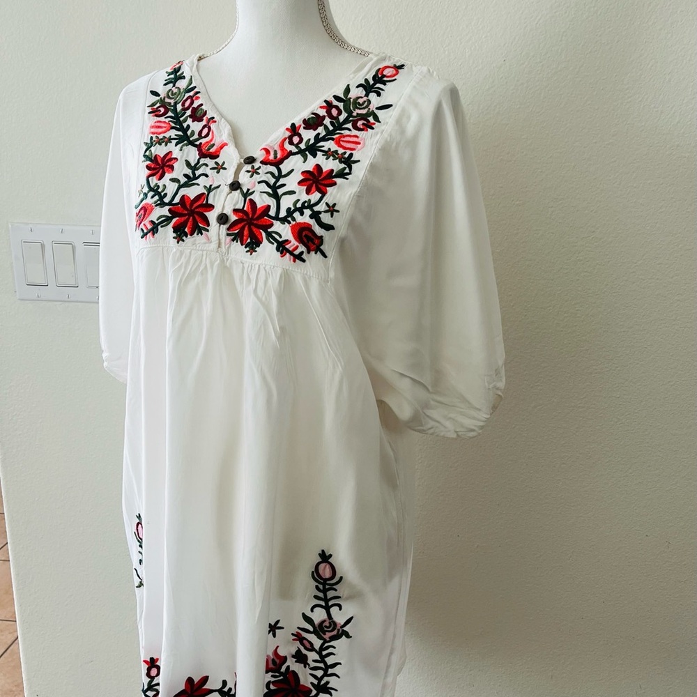 Zaful White Top with Black Logo Neck Label - Picture 6 of 10